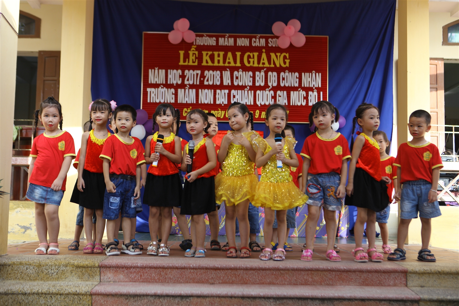 Các bé Lớp 5 tuổi A mở đầu chương trình với bài hát "Ngày vui của bé"