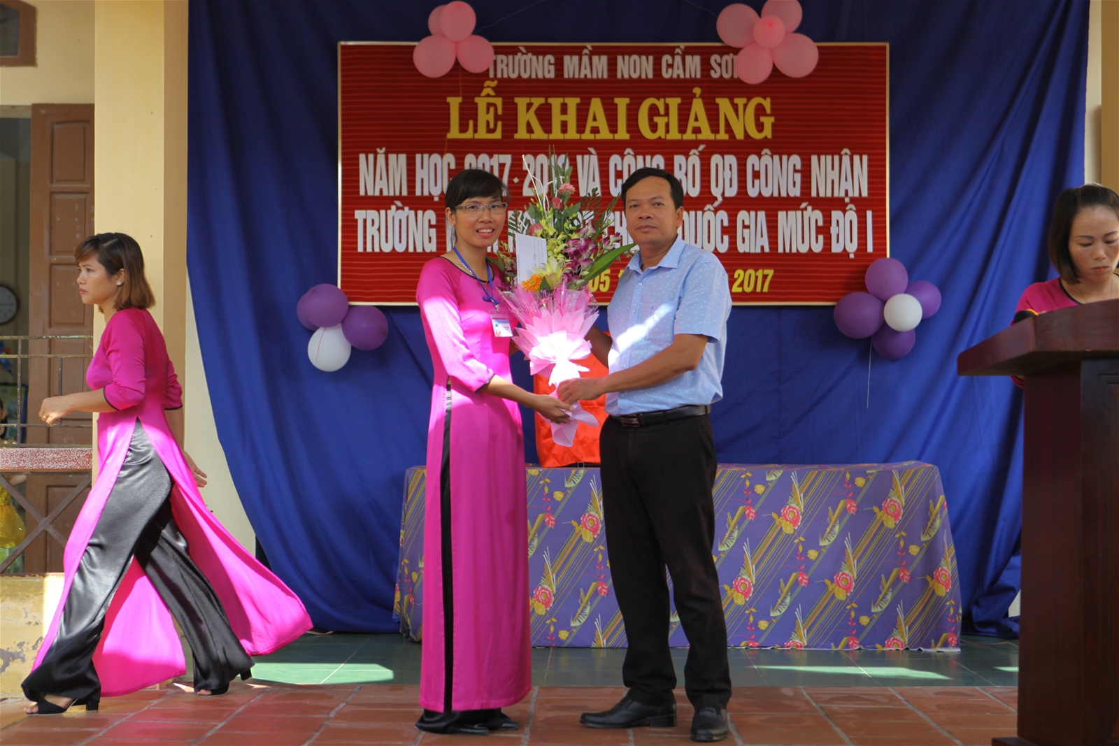 Đại diện lãnh đạo địa phương tặng hoa chúc mừng nhà trường